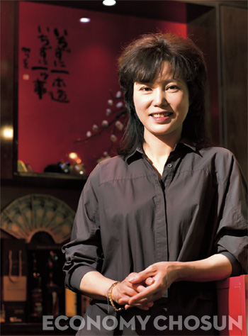 - 이영심 오너셰프는 미용기술을 배우기 위해 도쿄로 건너가 나고야의 히쓰마부시를 먹게 됐고 큰 감동을 받았다. 무보수로 밑바닥부터 장어구이를 배워 2011년 마루심을 열었다.