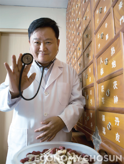 - 김철수 원장은 양의학과 한의학으로 동시에 진료하는 보기 드문 의사다.