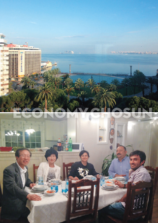 (상) 호텔 객실에서 바라본 이즈미르 항구. (하) 연세대 국제대학원에서 공학석사 학위를 취득하고 한국에서 5년을 산 아뎀 사장(맨 오른쪽)과 함께 웃프크 사장(왼쪽에서 세 번째, 네 번째가 부부의 모습) 댁에 방문해 함께 식사를 했다.※ 사진제공 : 이석연 변호사