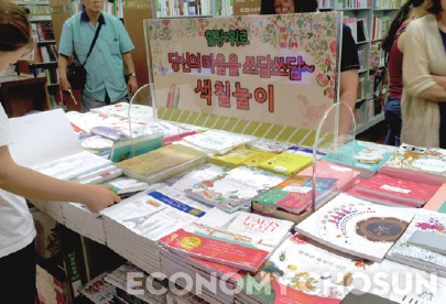 - 컬러링북이 어른들에게 인기가 많은 것은 아트테라피와 안티스트레스를 강조한 마케팅의 역할이 크다.