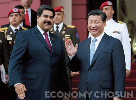 - 지난해 7월 베네수엘라를 방문한 시진핑 중국 국가주석이 니콜라스 마두로 베네수엘라 대통령을 만난 뒤 환하게 웃고 있다.