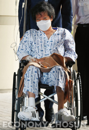 - 2014년 9월 12일 이재현 CJ그룹 회장이 환자복을 입은 채 휠체어를 타고 재판정에 들어가고 있다.