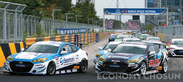 - 2014년 인천 송도 시가지 서킷에서 개최된 ‘2014 코리아 스피드 페스티벌(KSF)’ 개막전에는 약 13만명에 달하는 관중들이 모였다. <사진 : 조선일보DB>