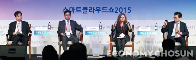 - 이석한 성균관대 행단석좌교수, 서승우 서울대 교수, 다니엘라 러스 MIT 교수, 박동일 현대차 전자기술센터장(왼쪽부터)이 ‘스마트클라우드쇼 2015’ 오픈토크2에 참석, 자율주행차를 주제로 토론하고 있다.
