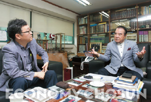 - 박상동 이사장(오른쪽)이 김남일 학장과 중풍을 주제로 이야기를 나누고 있다.