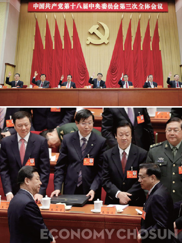 - 2013년 중국 베이징에서 개최된 제18차 당 대회(위). 2012년 당 총서기로 선출된 직후 시진핑 주석과 리커창 총리가 마주보고 인사를 하고 있다.