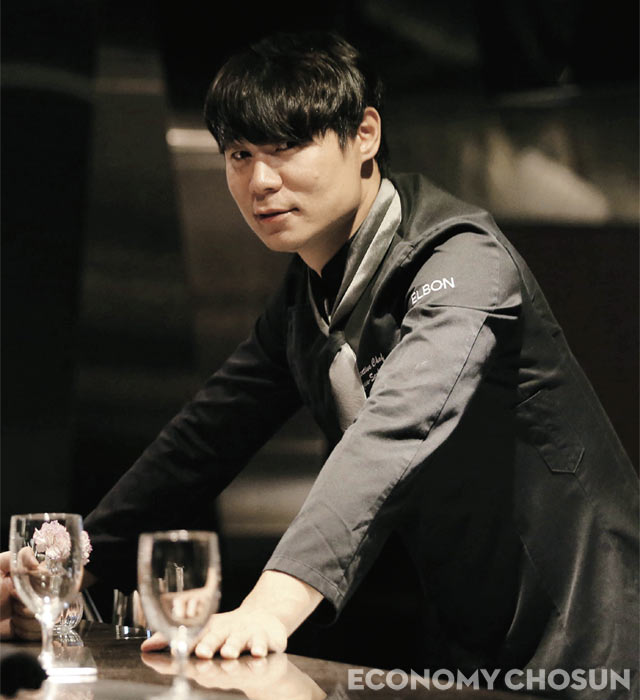 최근 한국에서 가장 유명한 ‘셰프테이너’ 최현석 엘본 더 테이블 총괄 셰프.