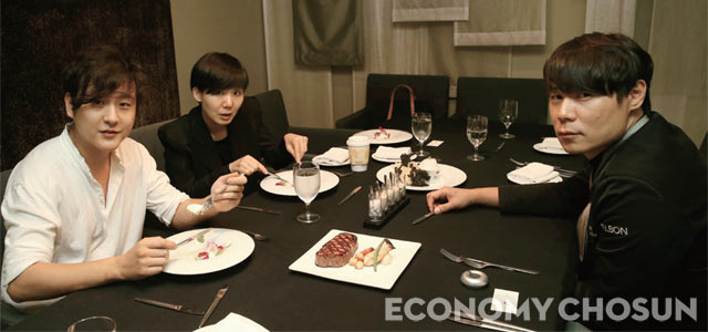 엘본 더 테이블의 최현석(오른쪽) 셰프, 루이쌍끄의 이유석 셰프(왼쪽) 그리고 김지수(가운데) 대중문화전문기자가 최 셰프의 요리관에 대해 이야기하고 있다.