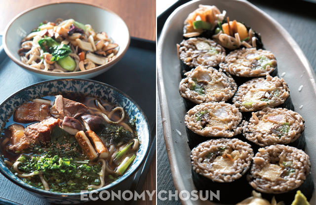 오비야(おびや)의 메밀음식 중 대표적인 것은 ‘전복 게살 메밀죽’과 ‘메밀김밥’이다. 메밀쌀 죽에 부드러운 전복과 게살을 올린 전복 게살 메밀죽은 깊고 편한 맛이다. 메밀김밥에는 쌀 대신 메밀면을 넣었다.