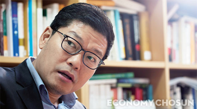 <축적의 시간>은 서울공대 26명 교수진들이 “산업현장 가까이에서 보다 미시적으로 접근해 현실을 직시하는 이야기를 하고 싶었다”는 한 뜻을 모아 펴낸 책이다. 책을 총괄기획한 이정동 서울공대 산업공학과 교수. <사진 : C영상미디어 이경민>