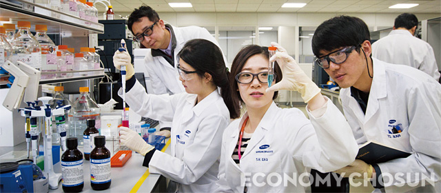 인천 송도에 있는 삼성바이오로직스 연구실에서 연구원들이 바이오의약품 성분을 실험하고 있다.