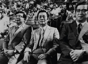 1984년 8월 일본에서 롯데 야구단의 경기를 관전하고 있는 신격호 롯데그룹 총괄회장. <사진 : 스포니치 캡처>