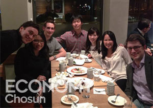 2014년 4월 12일. 생일을 맞은 시게미쓰 사토시씨는 컬럼비아대에서 함께 공부하는 외국인 친구들과 조촐한 파티를 했다. 시게미쓰 사토시씨는 농구, 야구 등의 스포츠 관람도 즐기는 것으로 전해진다. 2014년 4월엔 뉴욕 연고 프로 야구팀인 양키스의 홈구장을 찾아 경기를 관람하기도 했다. <사진: 시게미쓰 사토시씨 페이스북>