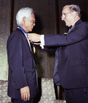 신용호 교보생명 창업자(왼쪽)가 1983년 세계보험협회(IIS)로부터‘보험의 노벨상’이라 불리는 세계보험대상을 수여받고 있다.