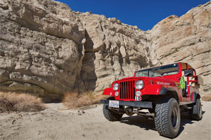 데저트 어드벤처(Desert Adventure)는 4륜구동 지프차를 타고 사막 곳곳을 둘러보는 투어다.