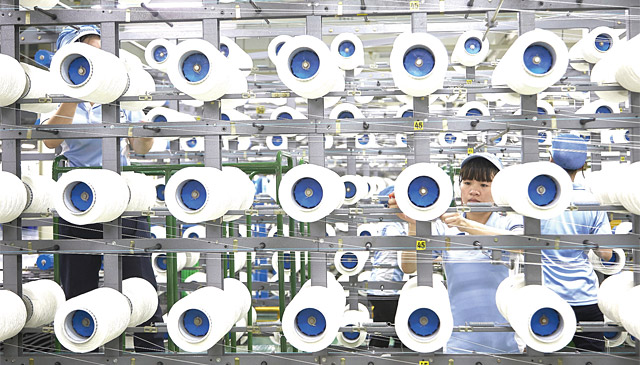 효성의 대표적인 효자 상품인 스판덱스 브랜드 ‘크레오라’를 베트남 공장 직원이 검사하고 있다.
