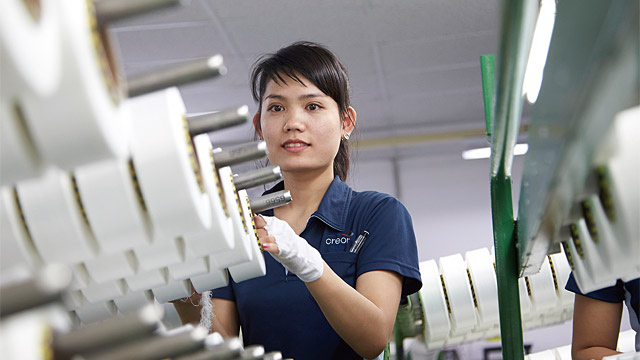 효성의 베트남 스판덱스 공장에서 한 여직원이 제품을 살펴보고 있다.