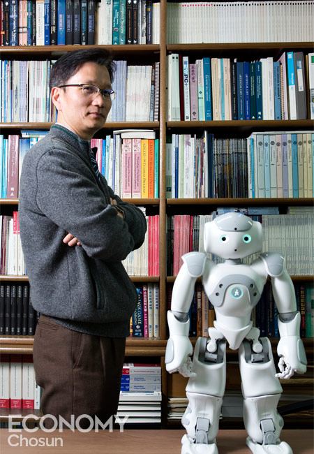 조성배 교수가 2015년 4월 개발한 사무실 도우미 로봇. 인간의 의도를 파악해 그에 대응하는 기능을 갖췄다.