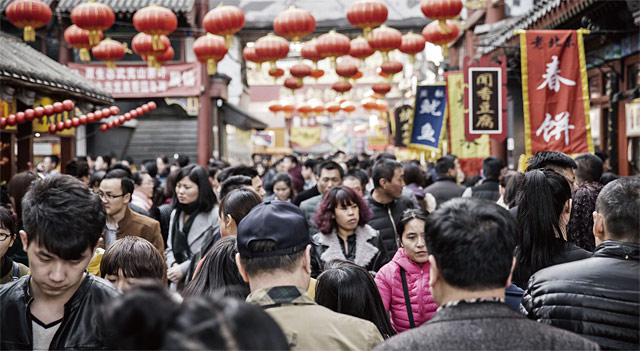 중국 경제의 구조가 변하며 실용적 소비를 중시하는 중산층이 부상하고 있다. 사진은 인파로 붐비는 중국 베이징의 노천시장. <사진 : 블룸버그>