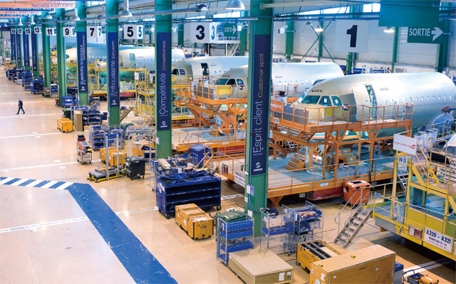 유럽 항공사 에어버스는 기능공들의 수작업 위주였던 항공기 조립 공정에 ‘스마트 공장’ 기술을 도입했다.