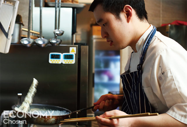 주방에서 조리 중인 김지운(31세) 셰프. 그가 이태원에 차린 이탈리아 식당 쿠촐로와 마렘마는 1년 만에 대박을 쳤다.