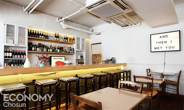 쿠촐로 2호점인 마렘마의 실내 공간. 이곳에선 이탈리아 가정식 요리를 맛볼 수 있다.