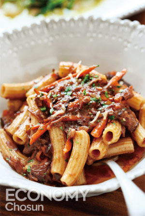 보드카 크림 토마토 리가토니. 농가에서 할머니가 차려주는 것 같은 이 싱싱한 파스타를 먹으면 레드 와인을 병째 들이켜고 싶다. 2만9000원.