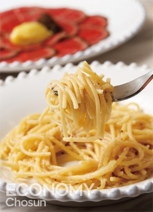 비프 카르파치오와 파스타 카치오 에 페페. 간결하고 완성도 높은 카치오 에 페페에는 김지운의 음식 철학이 담겨있다. 각각 2만7000원.