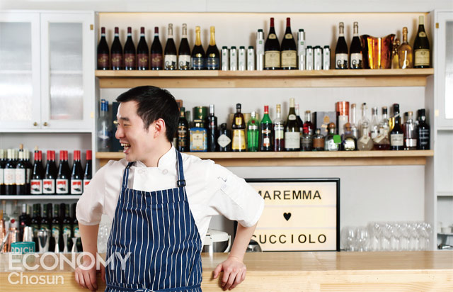 쿠촐로 2호점인 마렘마에서 쑥스러운 듯 포즈를 취한 김지운 셰프. 그의 아버지는 쌍용건설 김석준 회장이다.