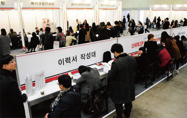 취업 희망자들은 간혹 이력을 조작하는 경우가 많기 때문에 채용에 많은 공을 들일 필요가 있다.