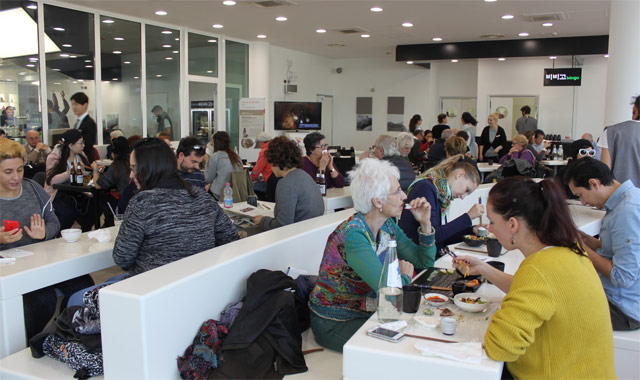 지난해 10월 22일(현지 시각) 이탈리아 밀라노 엑스포장의 한국관 레스토랑에서 유럽인들이 한식을 맛보고 있다.