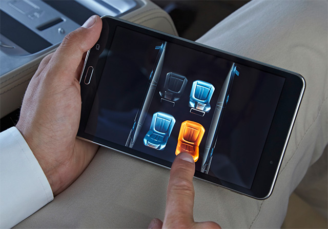 BMW7시리즈는 뒷자석에서 스마트 패드를 사용해 다양한 기능을 제어할 수 있다.