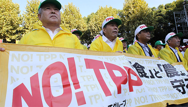 일본 농민들이 TPP 체결에 반대하는 시위를 벌이고 있다.