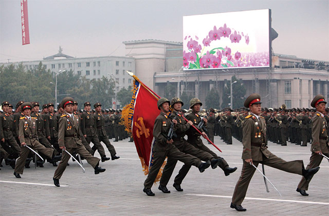 미국 대선결과는 대북 방어를 위한 한국의 방위비 분담에도 큰 영향을 미친다. 사진은 평양 시내를 행진하는 북한 군인들.