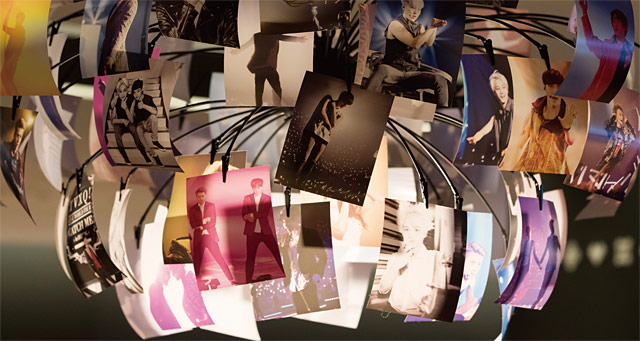 서울 삼성동 SM타운 코엑스 아티움 4층 SUM카페에 설치된 조명. 소속 연예인들의 사진으로 장식했다. <사진 : 블룸버그>