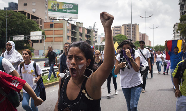 베네수엘라 시민 시위대가 니콜라스 마두로 대통령에 대한 국민소환투표 청원서를 제출하기 위해 국가선거관리위원회로 향하고 있다. <사진 : 블룸버그>