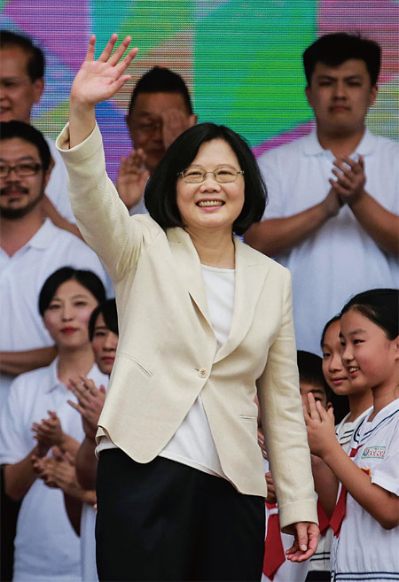 차이잉원 대만 총통이 취임식에서 손을 흔들고 있다. <사진 : 블룸버그>