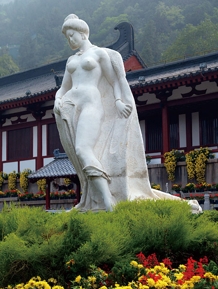 현종과 양귀비가 처음 만난 화청지에 있는 양귀비의 동상..