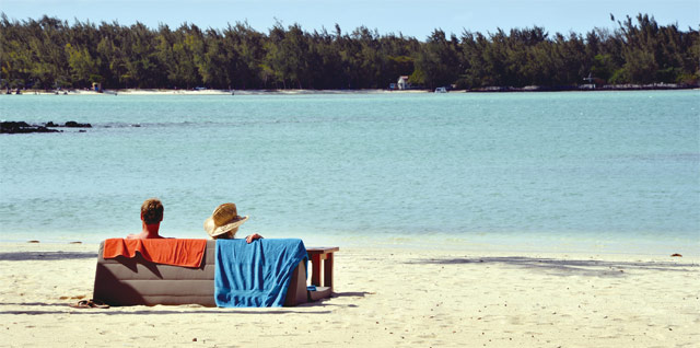 아름다운 모리셔스 해변에서 휴식을 취하는 관광객들.