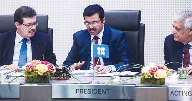 OPEC 의장국인 카타르의 모하메드 알 사다 에너지장관(가운데)이 2일(현지시각) 오스트리아 빈에서 열린 OPEC 총회에서 의견을 말하고 있다. <사진 : 블룸버그>