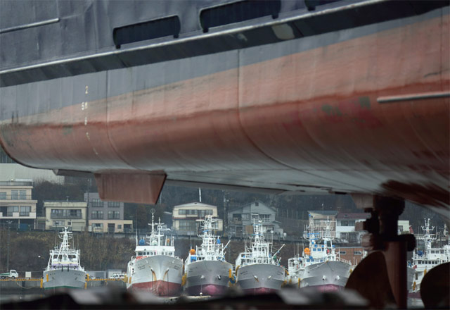 일본 정부는 장기 시장 침체에 따라 강도 높은 구조조정을 두 차례(1976년, 1987~88년)에 걸쳐 단행했다. 이에 따라 5000GT 이상의 선박을 건조할 수 있는 조선소가 61개사에서 26개사로 줄었다. <사진 : 블룸버그>
