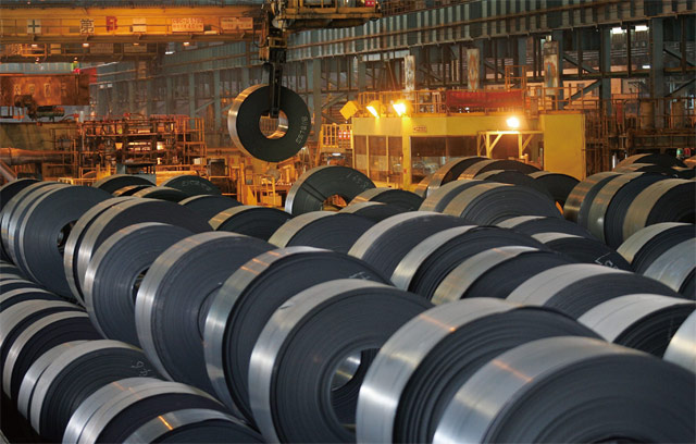중국 철강사 공장에서 크레인으로 철강 롤(steel roll)을 옮기고 있다. 중국의 철강 수요량은 세계 철강 수요량의 절반가량을 차지한다. <사진 : 블룸버그>