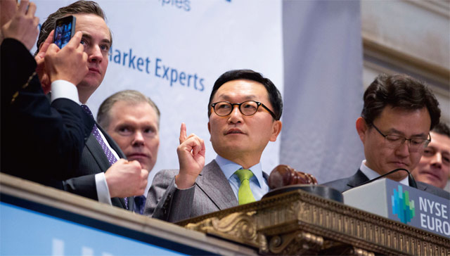 박현주 미래에셋그룹 회장(가운데)이 2014년 3월4일 뉴욕증권거래소(NYSE)에서 ‘호라이즌코리아코스피200 ETF’ 상장을 기념한 오프닝벨 행사에 참석해 축하하고 있다. <사진 : 블룸버그>