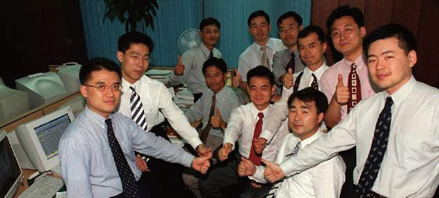 1999년 구재상 전 미래에셋 자산운용 부회장(가운데)을 포함한 회사 설립 초창기의 미래에셋자산운용 펀드매니저들이 포즈를 취하고 있다. <사진 : 조선일보 DB>