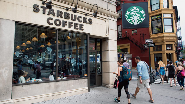 세계 1위 커피전문점인 스타벅스는 선불카드와 모바일 앱을 통해 12억달러의 현금을 빨아들이며 일부 은행 기능을 서비스하기 시작했다. 스타벅스는 올해 말까지 스타벅스 외 매장에서도 쓸 수 있는 선불카드 시장에도 뛰어든다. <사진 : 블룸버그>