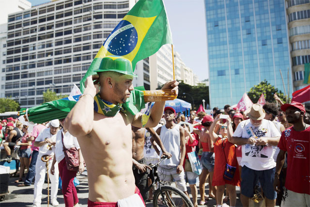 4월 17일 브라질 리우데자네이루에서 한 상인이 지우마 호세프 지지자들에게 국기와 모자를 판매하고 있다.