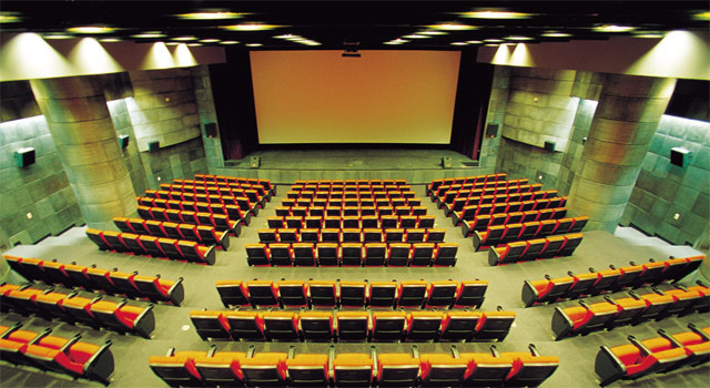 다양성영화가 인기를 끌면서 관객들이 급증하고 있다. 다양성영화관인 씨네큐브는 영화관 내 음식물 금지, 사전광고 없는 영화상영 원칙을 고수하고 있다. 오로지 ‘영화’에만 집중할 수 있도록 하기 위해서다. <사진 : 씨네큐브>