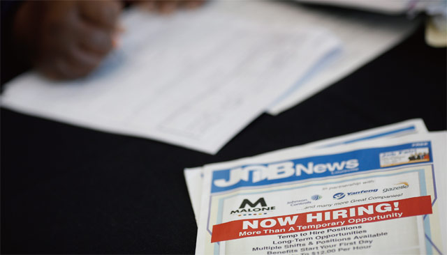 온라인 고용 플랫폼을 활용해 광고를 내고 공개적으로 사람을 뽑는 대신 조용히 고용 제안을 하는 ‘수동적 채용’을 채택하는 기업들이 늘고 있다. <사진 : 블룸버그>