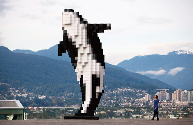 캐나다 작가 더글라스 쿠플랜드의 범고래 모양 조각이 서있는 밴쿠버 컨벤션센터 앞 풍경 <사진:블룸버그>