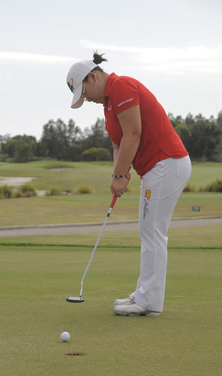 선수가 어드레스에 들어간 상태에서 볼이 움직이면 1벌타를 받는다. 사진은 골프선수 신지애가 퍼팅하는 모습.